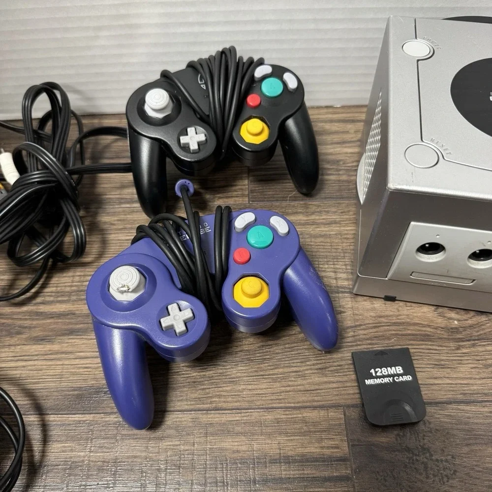 Nintendo GameCube DOL-101 Gaming System SILVER Console 2 Controllers Memory Card